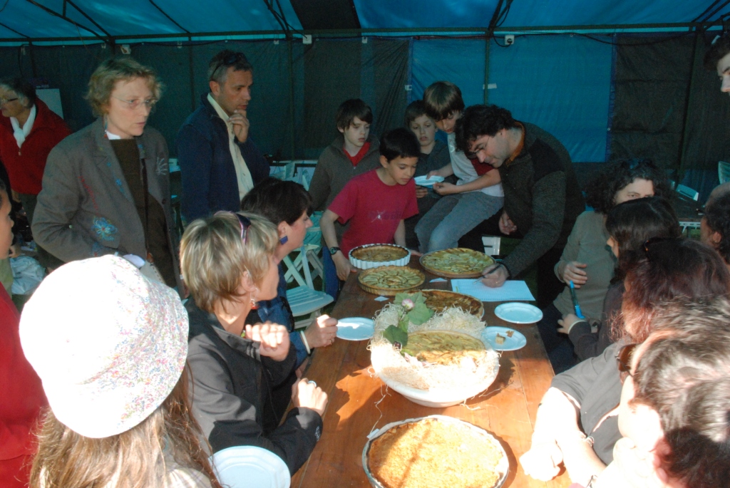 Le jury tartes aux pommes en pleine évaluation Le jury tartes aux pommes en pleine évaluation
